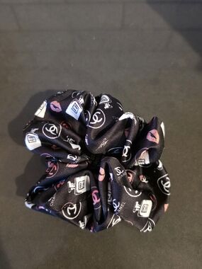 Source Unknown Black Designer Logo & Lip Print Scrunchie
